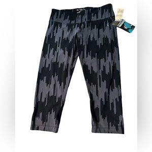♥️ Marika Tek Capri leggings NWT BLACK AND GRAY MEDIYM NWT